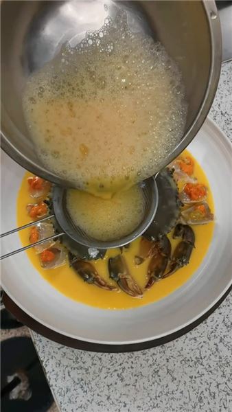 潮汕膏蟹蒸蛋羹：蟹肉肥美蛋羹滑嫩，家常也能做出宴席級美味