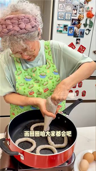 孩子不愛吃飯？試試這道糖醋蝦滑荷包蛋，簡單快手超下飯