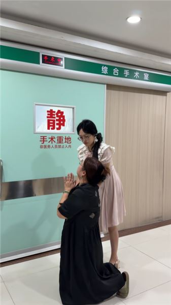 醫院長廊里的牽掛，懂事的孩子，藏著一家人撕心裂肺的心疼
