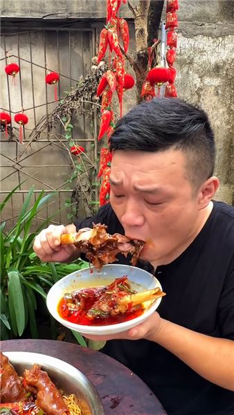 魔鬼辣椒加持香辣羊蹄，一口淪陷，感受大口吃肉的酣暢