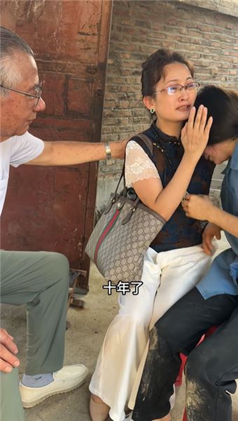 遠嫁十年的姐姐，終于找到了！不管過去多少年，親情永遠拆不散！看到姐姐的那一刻，我心里五味雜陳