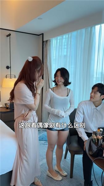 佳怡和小伍終于在一起了，送情侶寫真當祝福，旁觀兩人害羞模樣，我看得臉紅心跳
