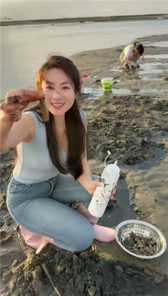 被網友叫做 “海鮮西施”，十年與海相伴，把碼頭鮮味送到千家萬戶