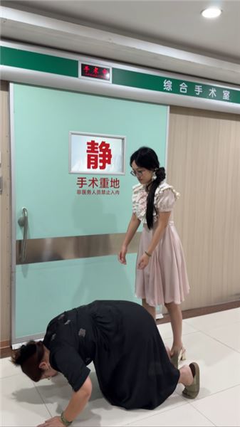 醫院長廊里的牽掛，懂事的孩子，藏著一家人撕心裂肺的心疼