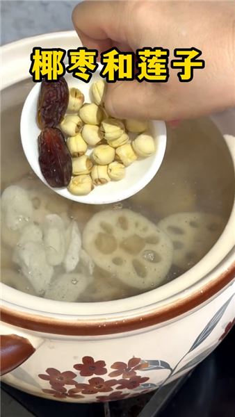 不時不食蓮藕墨魚湯，一碗廣式老火靚湯，喝出時令里的鮮甜滋味