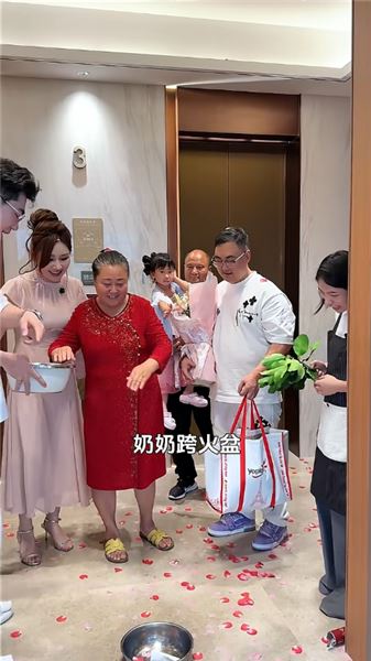今天婆婆出院，佳怡和小海把家里布置得滿是心意，我不圖什么大富大貴，只盼她身體硬朗，吃嘛嘛香，楊楊在這里也祝愿天下的父母身體健康