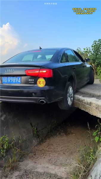 強者從來都不會抱怨環境，鄉村窄路極限單邊橋會車，刀尖之上的民間駕駛絕活