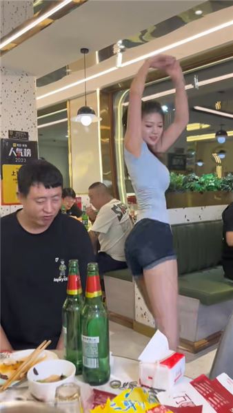 比七老板跳舞更妖嬈，到店直接免單！來四平吃燒烤啦