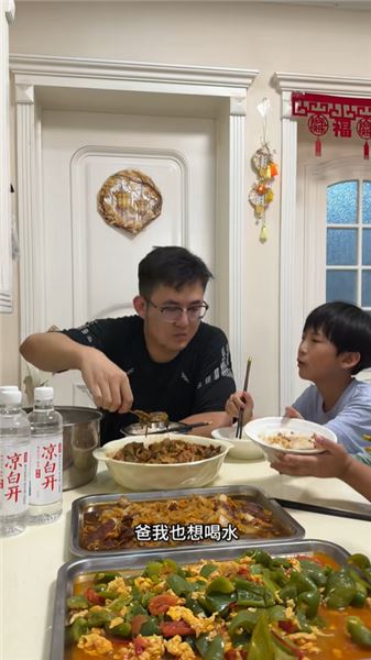 網友調侃半大小子吃窮老子！三兄弟干飯現場，看完驚呆了