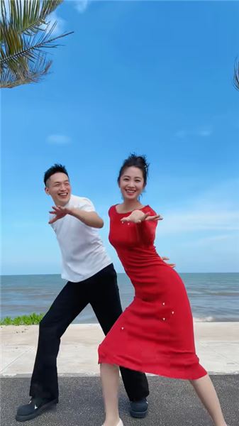 別人夫妻柴米油鹽，我們夫妻沒事就尬舞！