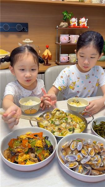 平凡日子的幸福感，藏在一家人熱氣騰騰的晚餐里