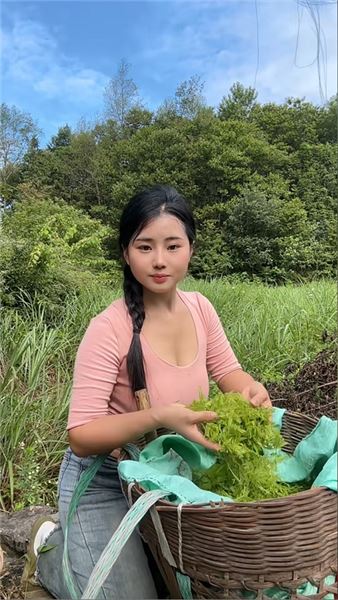 五點赴茶山勞作，原來農村姑娘的快樂，從來都不需要很昂貴