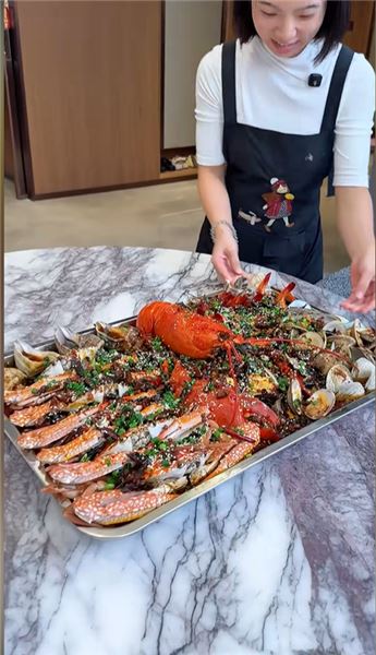 今天給佳怡發工資，本來以為佳怡和小伍去過二人世界，沒想到我回到家看到一桌子海鮮大咖，原來真正的家人是你惦記我的時候，我也在想你