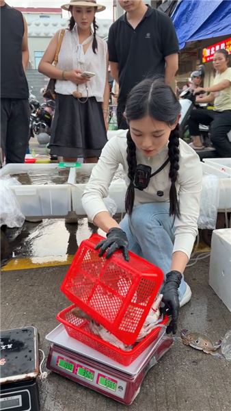 開海季親身出攤：兩筐頭茬三點蟹，一場地攤實戰的人間煙火