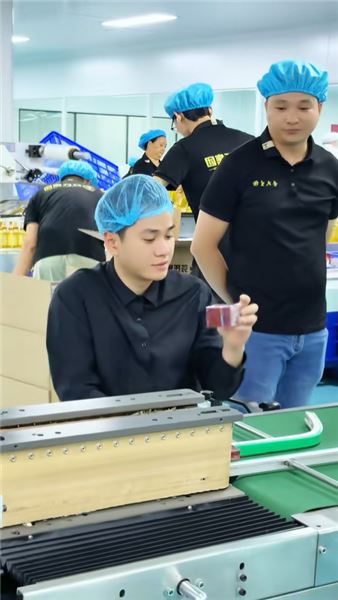 黃忠亨離婚之后依舊選擇高調官宣，不是博眼球，是為了守住企業和員工