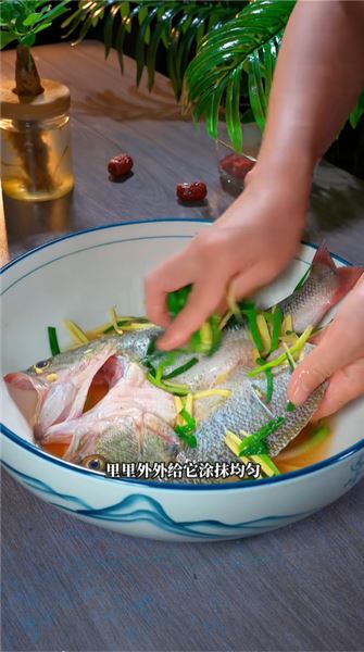 中秋節快到了，這個香辣烤魚不要出去吃了，在家做妥妥的一道硬菜，香辣開胃特別的下飯