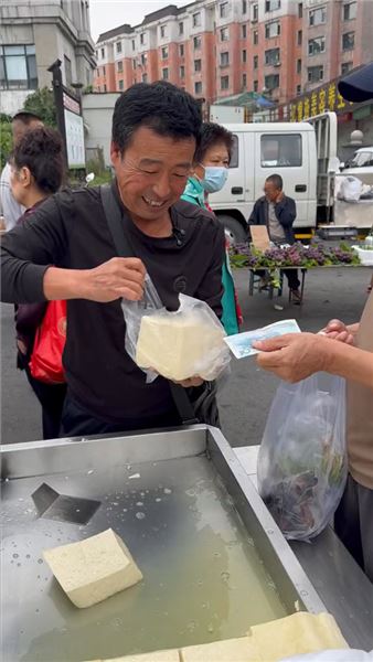 我是崔小斌，靠豆腐手藝謀生，卻沒能留住身邊的愛人