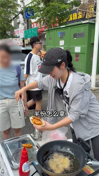 擺攤賣鱈魚排，沒想到這么暢銷，一小時一箱子成功賣完。