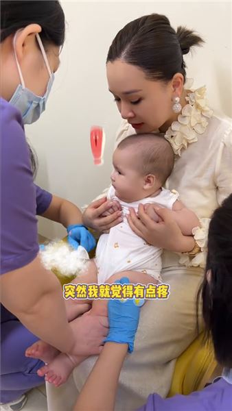 糖粒子打針記：姨姨們，九命啊~沒想到本寶寶扛過了兩針，還有第三針~但我覺得我還是很勇敢滴~