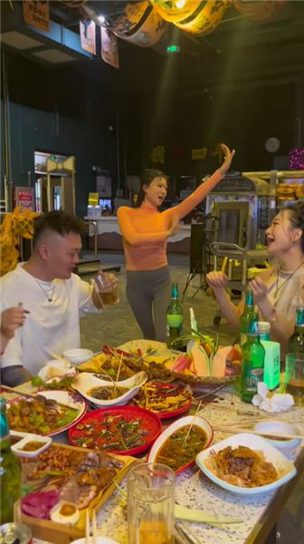 比七老板跳舞更妖嬈，到店直接免單！來四平吃燒烤啦