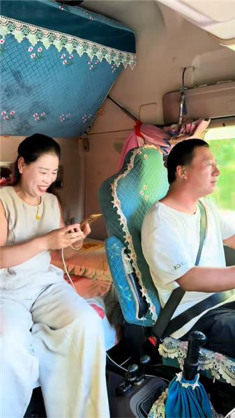 車輪之上的煙火人生：中年卡車夫妻，以奔波扛起家庭的重量