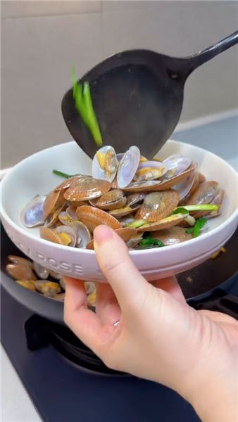 平凡日子的幸福感，藏在一家人熱氣騰騰的晚餐里