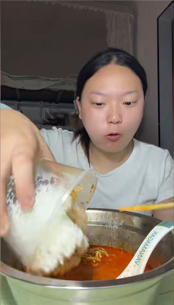 被說男相又怎樣！19 歲女大靠干飯圈粉無數