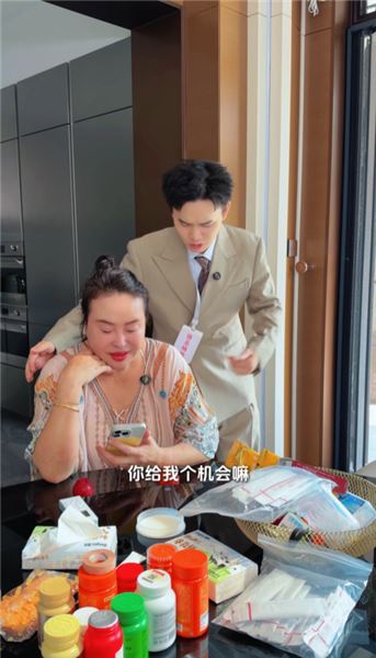 面試助理竟是閨蜜老公！試工樣樣能干，閨蜜卻上門強烈反對，我該收嗎