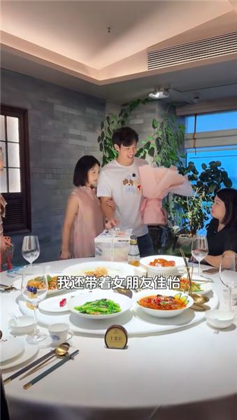 小伍帶佳怡去給媽媽過生日，佳怡親手做了硬幣蛋糕，真心準備的禮物，卻被小伍媽媽嫌棄扔到地上
