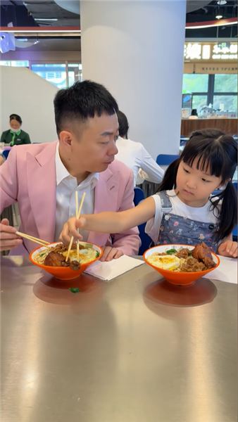 女兒是爸爸的小棉襖，騙起壓歲錢爸爸也絕不手軟
