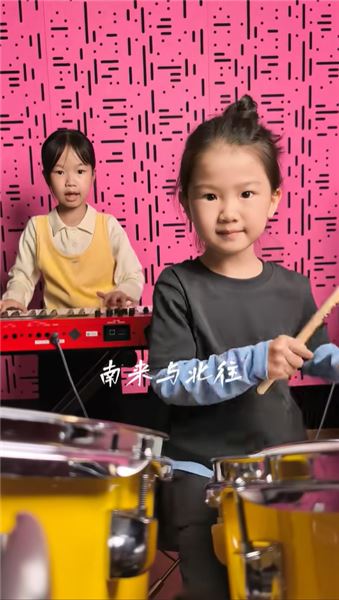 鏡頭里眉頭緊鎖不等于不快樂，感謝大家的善意關心，關于網上的種種疑問，說說我們家長的心里話