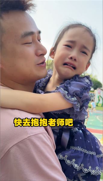 卓伊放假啦，帶著弟弟去接她，沒想到又哭成小淚人兒了