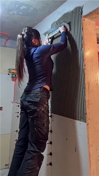 女人也可以干裝修！滿身塵土，靠手藝活出自已的底氣