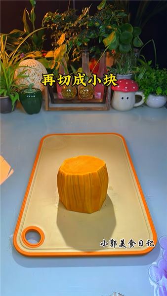 喜歡吃蛋撻的，一定要試試這個南瓜蛋撻！外皮軟軟糯糯
