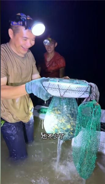迎著海浪討生活才是你看到的真實漁村，今天又拿下去跟哥哥嫂子一起分享海鮮。
