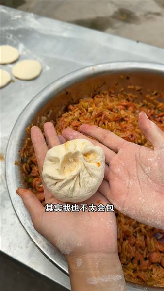 土豆絲火腿腸包子，真的很好吃。