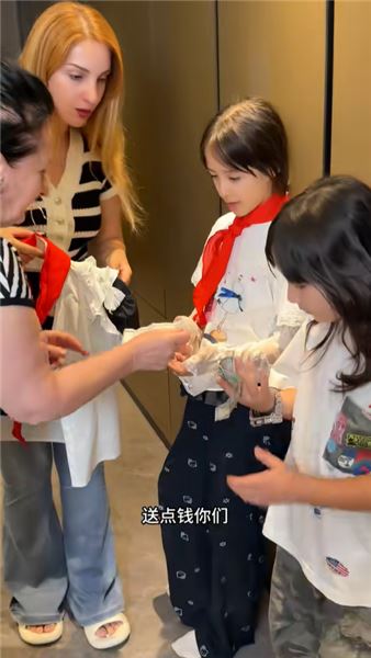 開學歡樂名場面，格魯吉亞外婆遇上中國校園，跨國家庭的趣味日常