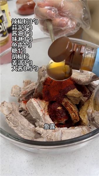 泡菜燉排骨配雙餅，異國小家充滿煙火氣的韓式家庭晚餐