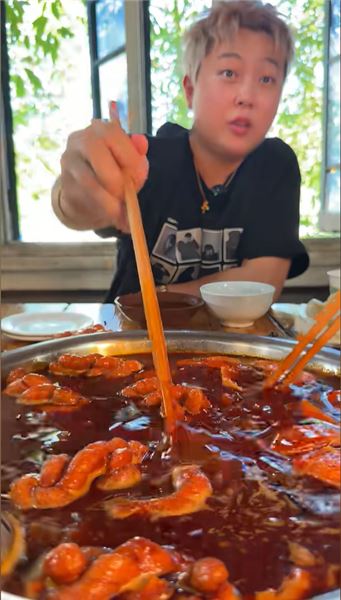 被造謠 “男性懷孕” 爆火后，雞哥直面粉絲：我的感情現狀