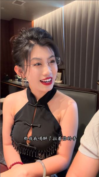 都說戴著金絲眼鏡的男人是斯文敗類，那戴著眼鏡的我又是什么