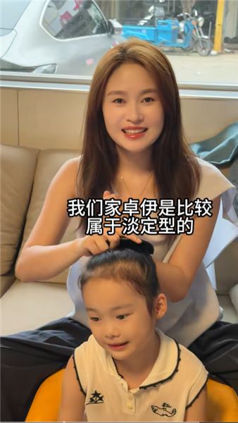 卓伊上一年級啦，懵懂的她邁著堅定的小步伐，爸爸媽媽很是欣慰呢