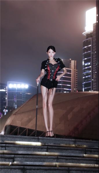 舞臺上閃閃發光的拉丁女孩，私底下到底經歷了什么？