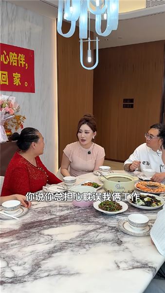 今天婆婆出院，佳怡和小海把家里布置得滿是心意，我不圖什么大富大貴，只盼她身體硬朗，吃嘛嘛香，楊楊在這里也祝愿天下的父母身體健康