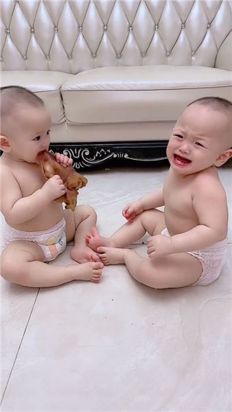 親姐妹哪有不吵的，吵歸吵，血脈里的疼愛騙不了人