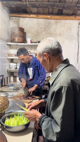 深耕土地靜待秋收：犁田耕耘之后，一碗臘肉炒竹筍品盡鄉村煙火