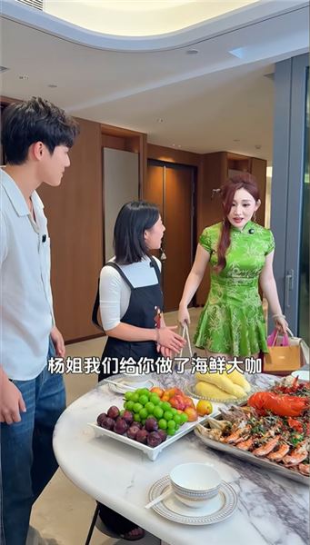 今天給佳怡發工資，本來以為佳怡和小伍去過二人世界，沒想到我回到家看到一桌子海鮮大咖，原來真正的家人是你惦記我的時候，我也在想你