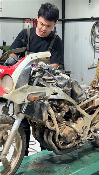 雅馬哈 FZR250 復活記：廢品堆里撿回的八零年代四缸傳奇