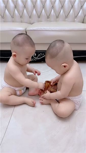 親姐妹哪有不吵的，吵歸吵，血脈里的疼愛騙不了人