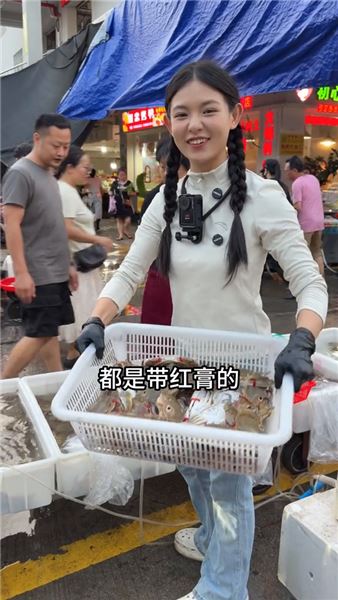 開海季親身出攤：兩筐頭茬三點蟹，一場地攤實戰的人間煙火
