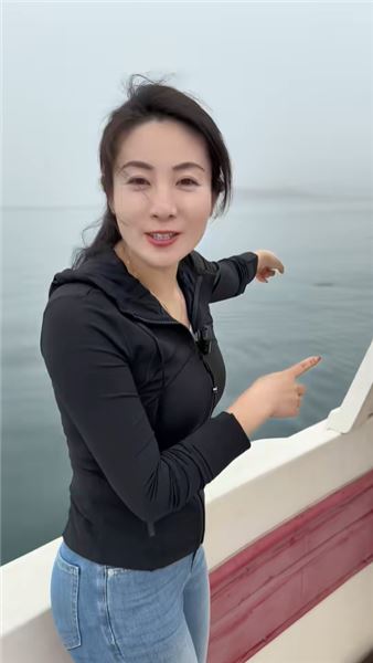 被網友叫做 “海鮮西施”，十年與海相伴，把碼頭鮮味送到千家萬戶